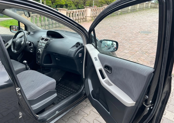 Toyota Yaris cena 15500 przebieg: 126000, rok produkcji 2009 z Pobiedziska małe 497